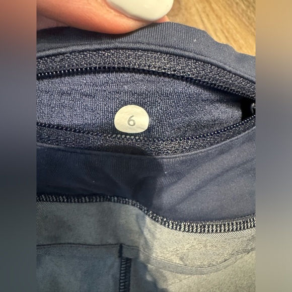 Lulu lemon size 6 navy shorts - Picture 4 of 4